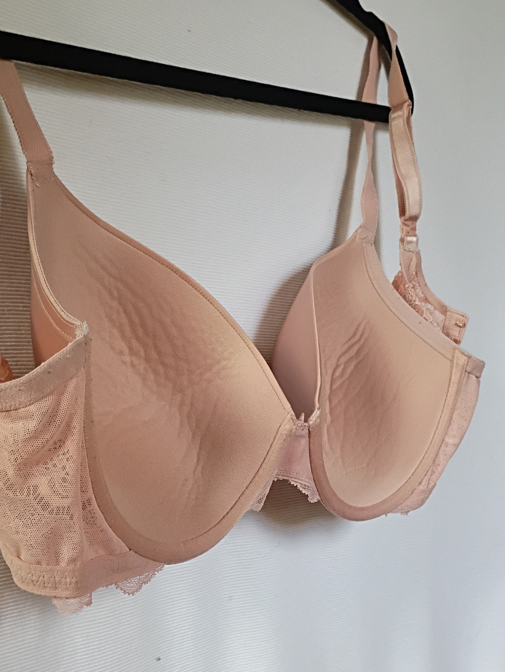 Victoria's Secret Nude Molded T-Shirt Bra with Lace Sides - Picture 5 of 7